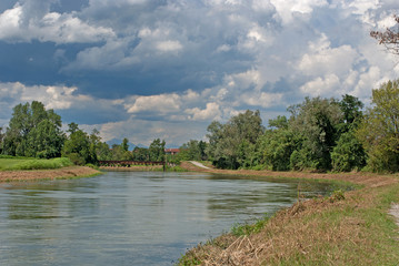 temporale sul canale d'acqua
