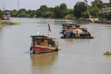 Fototapeta na wymiar チャオプラヤ川の土砂運搬船
