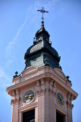 Kirchturm mit Turmuhr in Rust