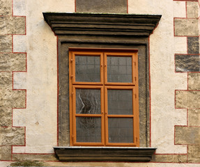Wand mit Fenster umrahmt von Sgraffitomalerei