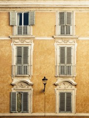 Fototapeta na wymiar Windows in Rome