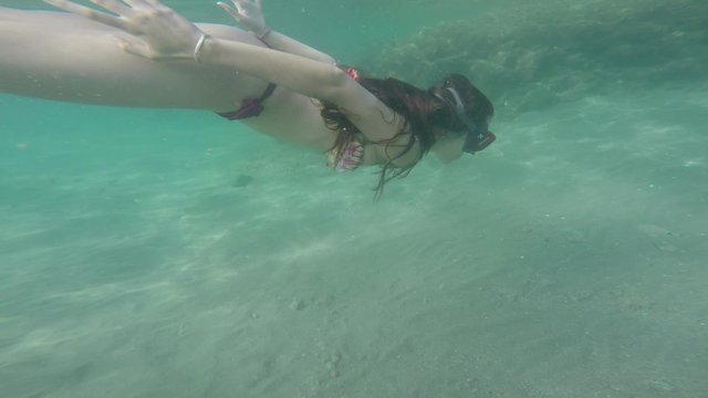 chica bucea en el mar