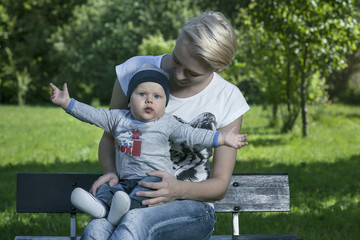 Junge Mutter mit Baby im Park