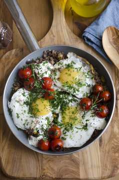 Braised eggs with minced lamb and tomatoes