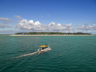 Fiji con barchetta che porta i turisti