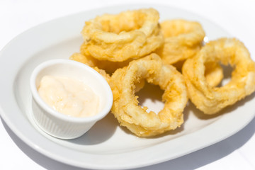 Panierte Calamari mit Knoblauchsoße