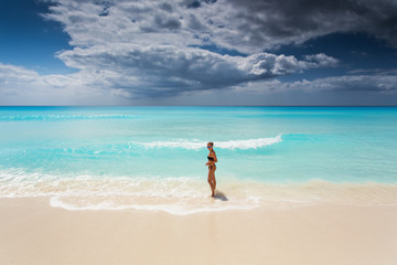 Fototapeta na wymiar Beautiful woman on the Cancun beach