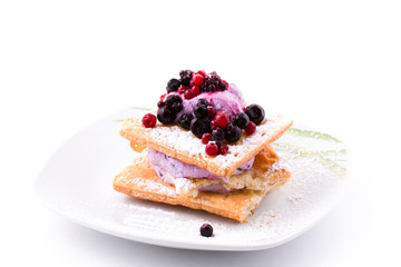 Ricotta ai frutti di bosco su pasta sfoglia