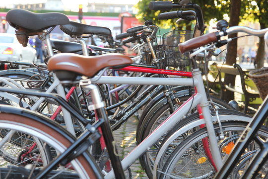 Rowery stojące na placu