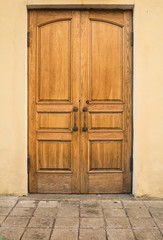 закрытые двери деревянные створки ручки