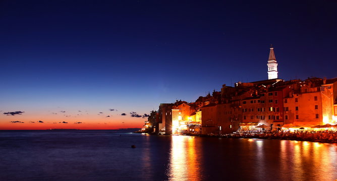 Kleine Stadt anm Mittelmeer