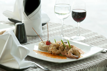 Shrimps grill with served wine