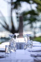 Stühle und Tische im Restaurant