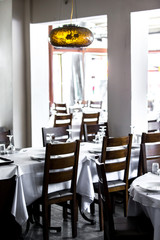 Stühle und Tische im Restaurant