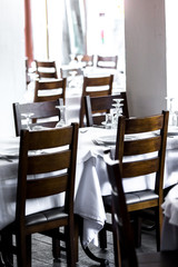 Stühle und Tische im Restaurant