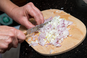 Zwiebel schneiden