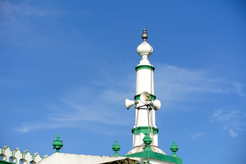 Fototapeta na wymiar Minaret of India Muslim Mosque in Ipoh, Malaysia