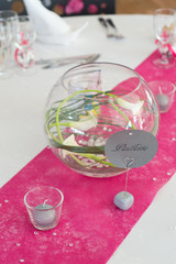 Décoration de table de mariage, gris, rose, fuschia