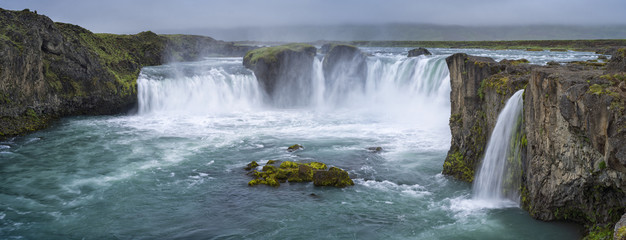 Panele Szklane  panorama wodospadu z chmurami na Islandii