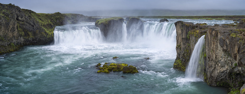 Fototapeta panorama wodospadu z chmurami w Islandii
