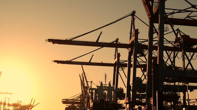Sonnenuntergang im Containerhafen 