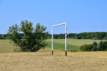 Fu&szlig;balltor ohne Netz in l&auml;ndlicher Gegend