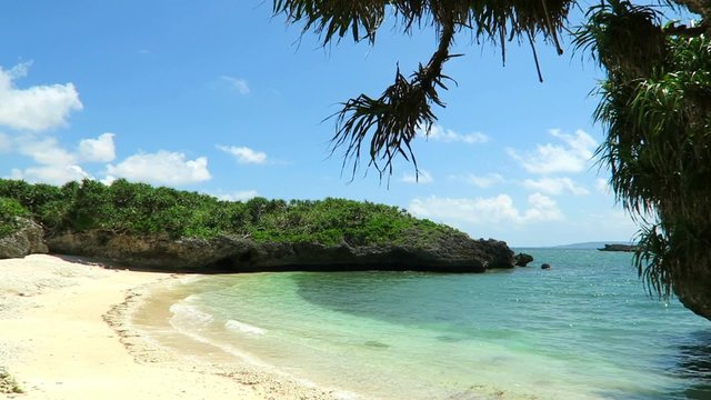 真夏の宮古島の小さな誰もいないプライベートビーチ