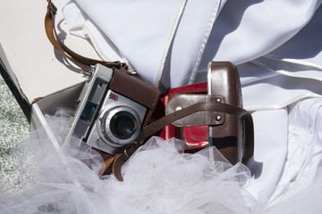 cámara de fotos antigua en vestido de novia Mercadillo callejero en Navacerrada, Madrid