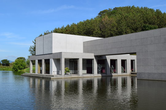 土門拳記念館（山形県酒田市）／山形県酒田市にある土門拳記念館を撮影した写真です。正式名称は酒田市写真展示館です。土門拳記念館は写真専門の美術館として、個人の写真記念館としては世界でも唯一です。写真家、土門拳の全作品約10万点を収蔵し、その研究・保存をはかりながら順次公開しています。敷地内には白鳥池、アジサイ園、飯森山公園などがある観光スポットです。