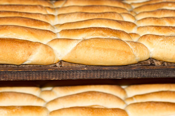 Frischgebackenes Brot in einer Bäckerei