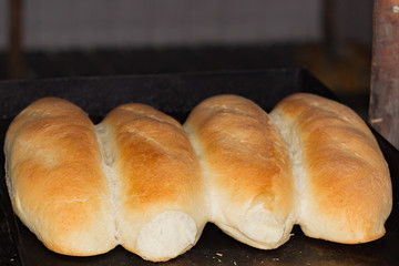 Firisches Brot auf dunklem Hintergrund