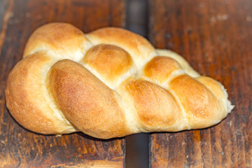 Zopf auf Holzbrett