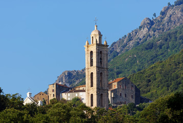 Fototapeta na wymiar clocher et village de Costa verde en haute Corse