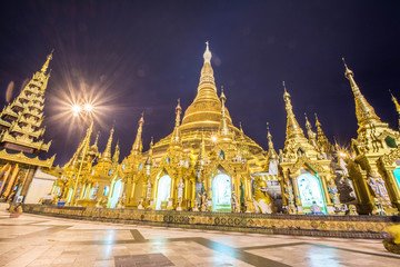 Fototapeta premium Shwedagon Pagoda at dusk (Yangon, Myanmar) 