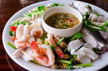 Mix seafood with dip sauce