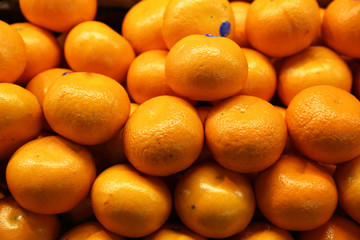 fresh mandarin oranges on market