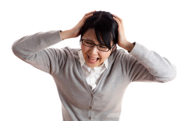 私服の女性　頭を抱える