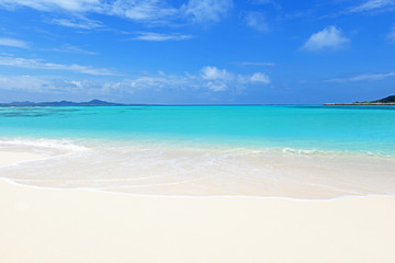 Fototapeta na wymiar 沖縄の美しい海と白い砂浜
