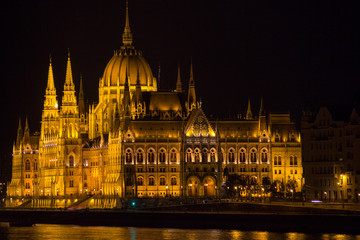 Fototapeta na wymiar Parlament von Budapest in der Nacht