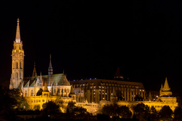 Fototapeta na wymiar Kirche in Budapest bei Nacht