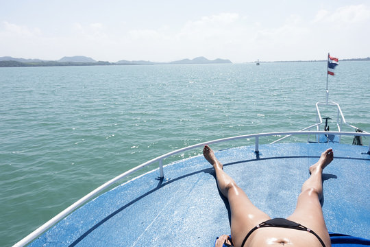 Frau sonnt sich auf einem Boot, Phuket, Thailand
