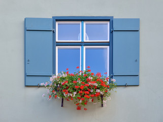 Fototapeta na wymiar Blaues Fenster mit Blumenschmuck - Dinkelsbühl