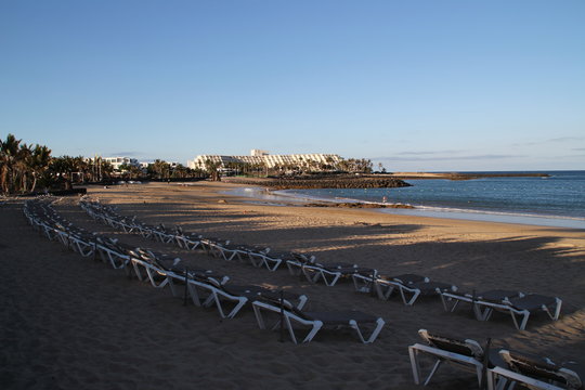 Ein Sandstrand am Abend