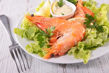 salad with prawn and sauce