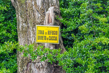 prohibited hunting in Italian sign