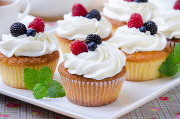 Капкейки с кремом и ягодами