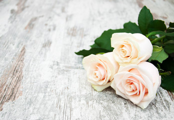 Naklejka premium Roses on a wooden table