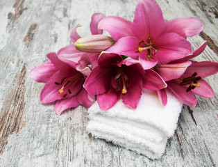 Fototapeta na wymiar Pink lily and towels