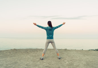 Obraz premium Girl workout on coast in the morning