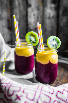Two layer smoothie in mason jar